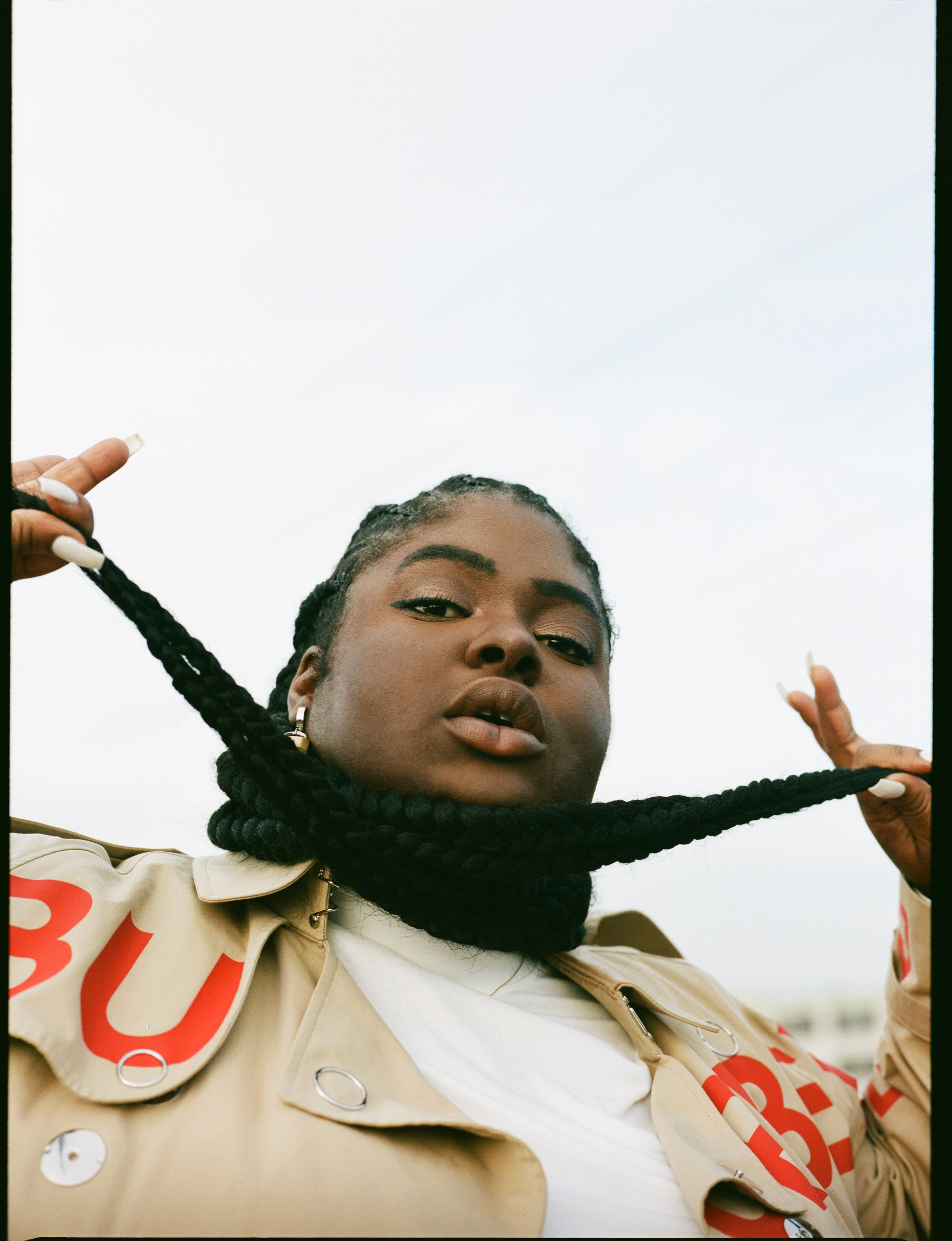 Elli Moore Has The Worst Mukbang Ever In New Music Video For Stomach Premiere Celeb Secrets